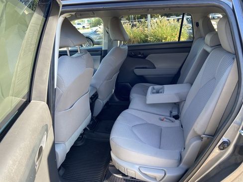 Used 2023 Toyota Highlander LE FWD image 46