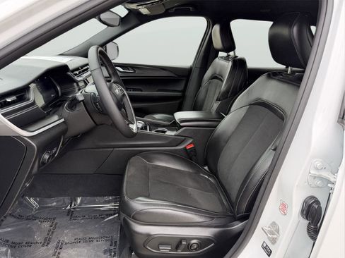 Used 2024 Jeep Grand Cherokee L Altitude image 12