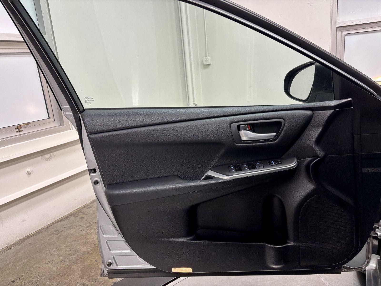 Used 2015 Toyota Camry SE FWD image 13