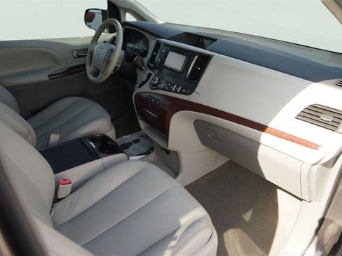 Used 2013 Toyota Sienna XLE FWD image 20