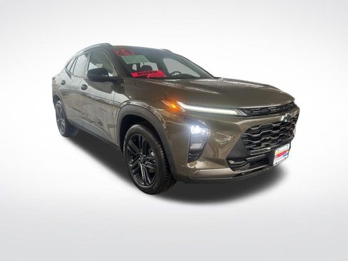 Used 2024 Chevrolet Trax ACTIV w/ Sunroof Package image 3