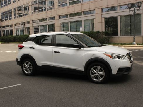 Used 2020 Nissan Kicks S FWD image 2