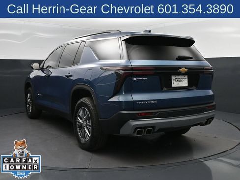 Used 2025 Chevrolet Traverse LT FWD image 5