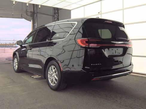 Used 2024 Chrysler Pacifica Touring-L FWD image 6