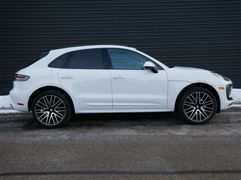 Used 2025 Porsche Macan image 24