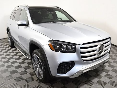 Used 2024 Mercedes-Benz GLS 450 4MATIC image 9