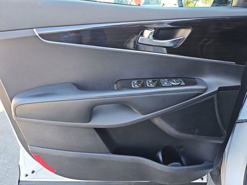 Used 2019 Kia Sorento LX image 22