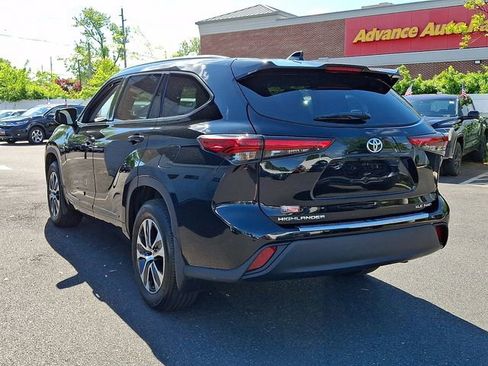 Used 2022 Toyota Highlander XLE AWD/4WD image 4