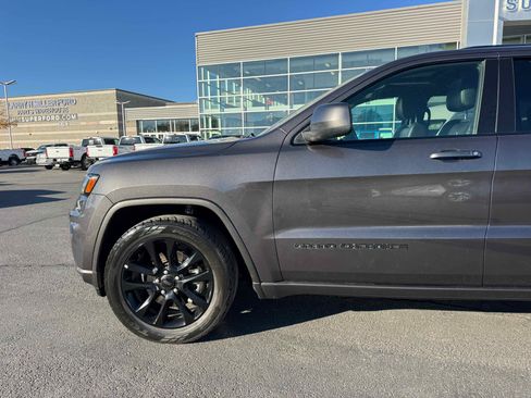 Used 2021 Jeep Grand Cherokee Laredo X image 2