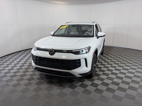 Used 2025 Volkswagen Tiguan SE image 2