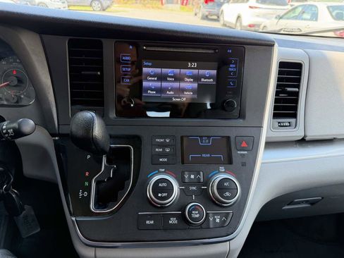 Used 2016 Toyota Sienna L FWD image 19