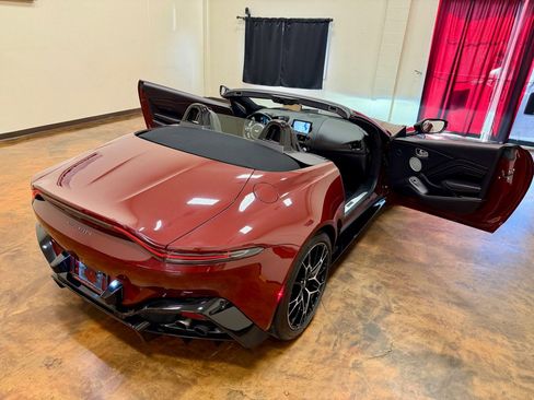 Used 2021 Aston Martin V8 Vantage Roadster image 28