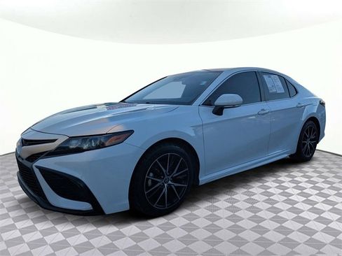 Used 2022 Toyota Camry SE image 6