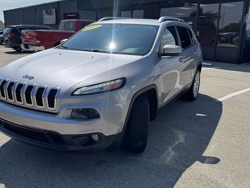 Used 2017 Jeep Cherokee Latitude w/ Comfort/Convenience Group FWD image 4