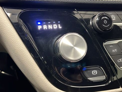 Used 2023 Chrysler Pacifica Touring-L FWD image 18