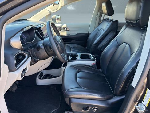 Certified 2023 Chrysler Pacifica Touring-L FWD image 5
