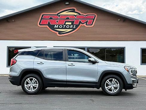 Used 2023 GMC Terrain SLE w/ LPO, Floor Liner Package AWD/4WD image 4