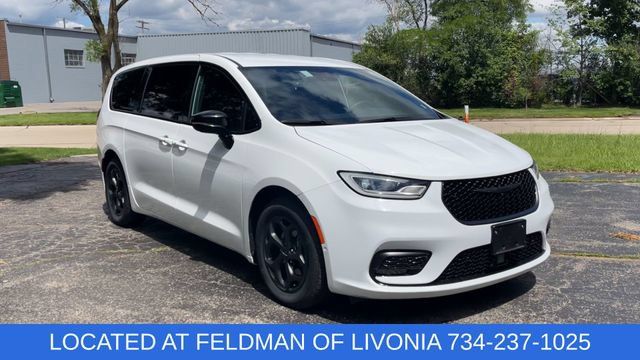 Used 2024 Chrysler Pacifica Limited FWD image 2