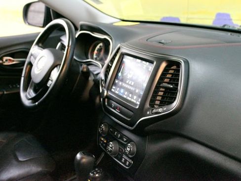 Used 2019 Jeep Cherokee Trailhawk AWD/4WD image 10