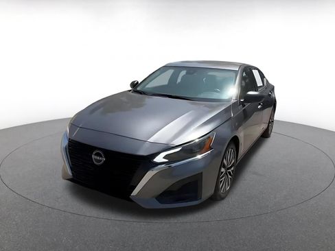 Used 2025 Nissan Altima 2.5 SV FWD image 7