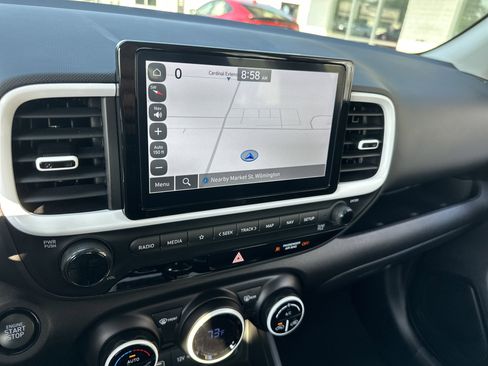 Used 2024 Hyundai Venue Limited image 17