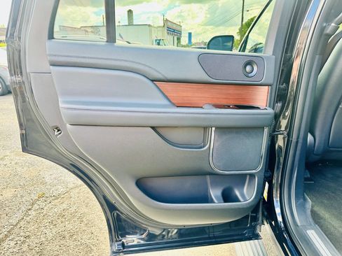 Used 2022 Lincoln Navigator Reserve image 18