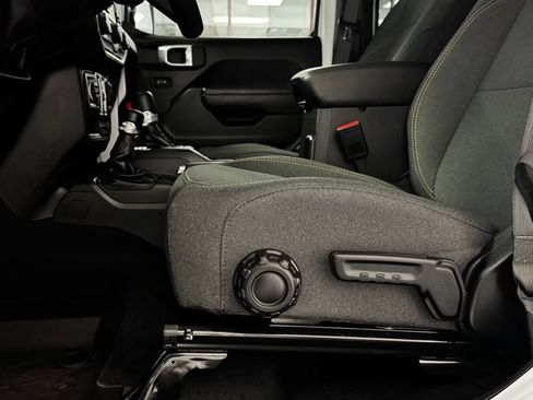 Used 2024 Jeep Gladiator Sport AWD/4WD image 11