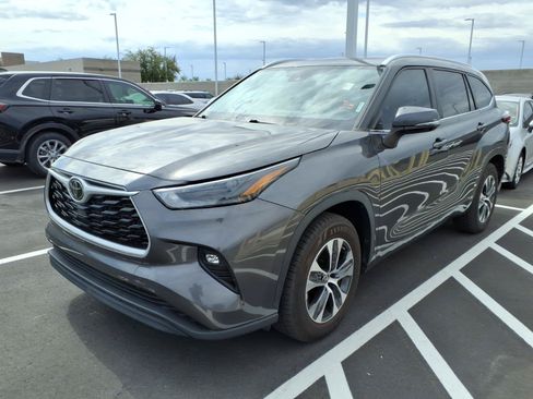 Used 2023 Toyota Highlander XLE FWD image 2