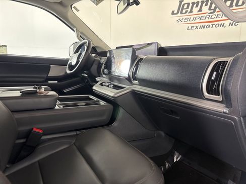 Used 2025 Ford Expedition Active AWD/4WD image 32