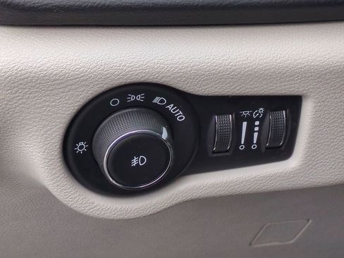 Used 2018 Chrysler Pacifica Touring-L image 17