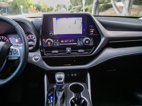 Used 2024 Toyota Highlander XLE image 21