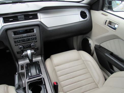 Used 2010 Ford Mustang Convertible RWD image 31