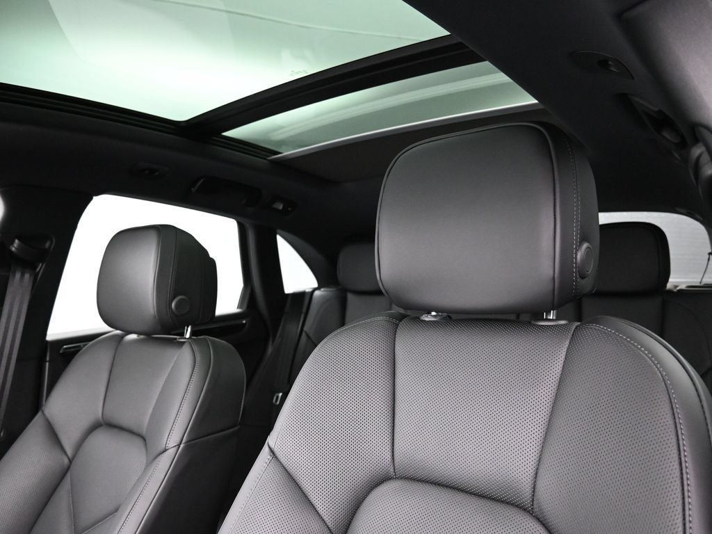 Certified 2025 Porsche Macan AWD/4WD image 6