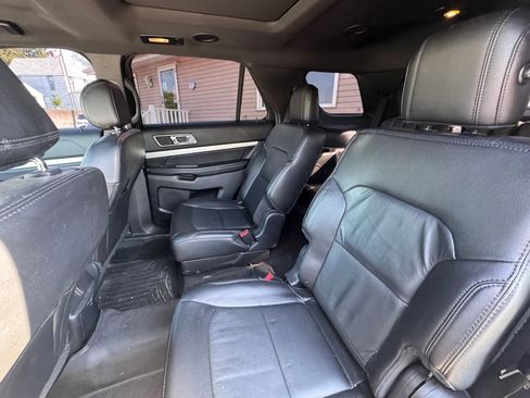 Used 2017 Ford Explorer XLT w/ Equipment Group 202A FWD image 7