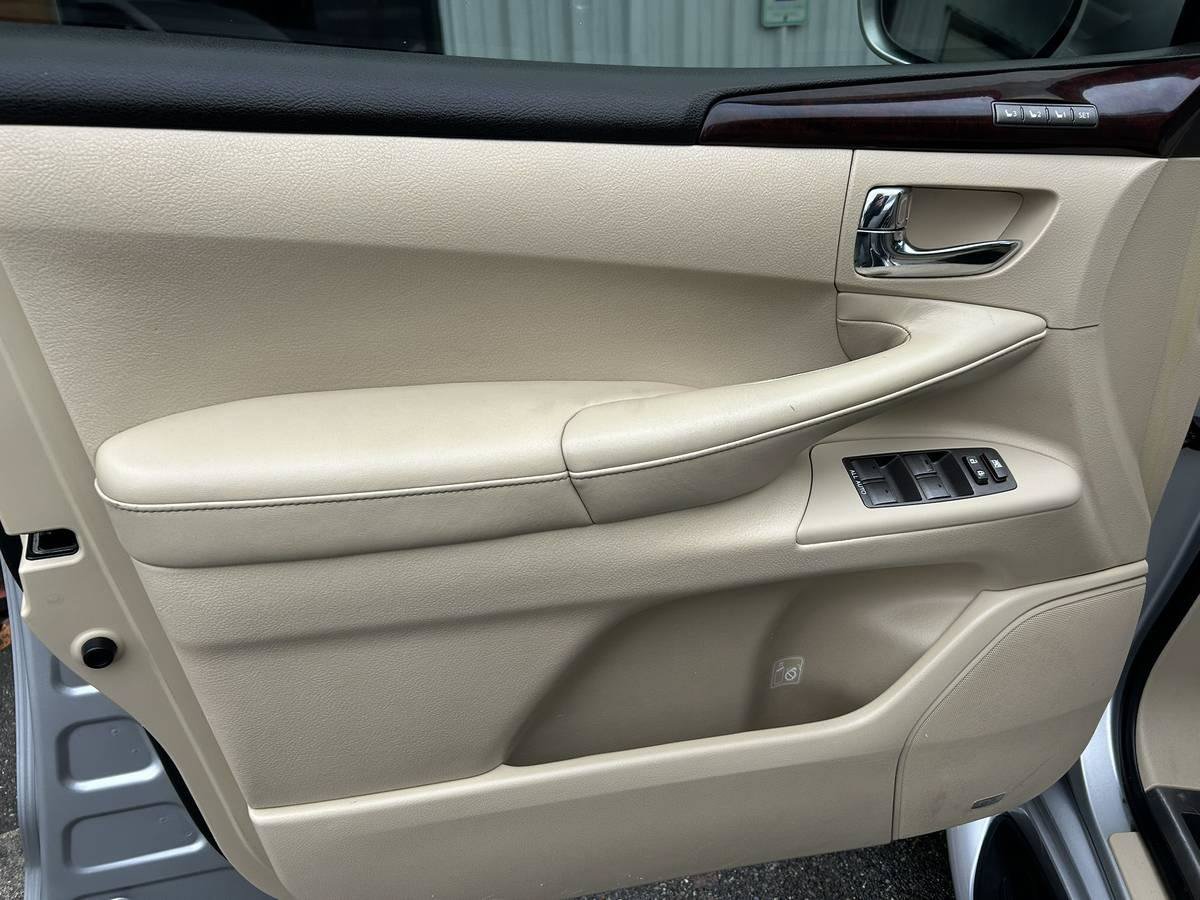 Used 2010 Lexus LX 570 4WD w/ Luxury Pkg image 10