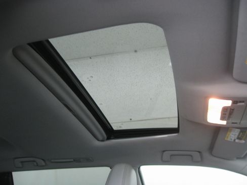 Used 2017 Toyota Highlander XLE image 3