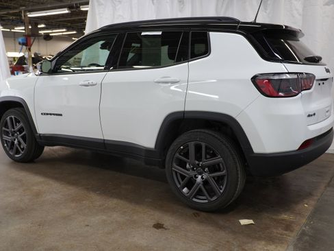 Used 2026 Jeep Compass Limited AWD/4WD image 9