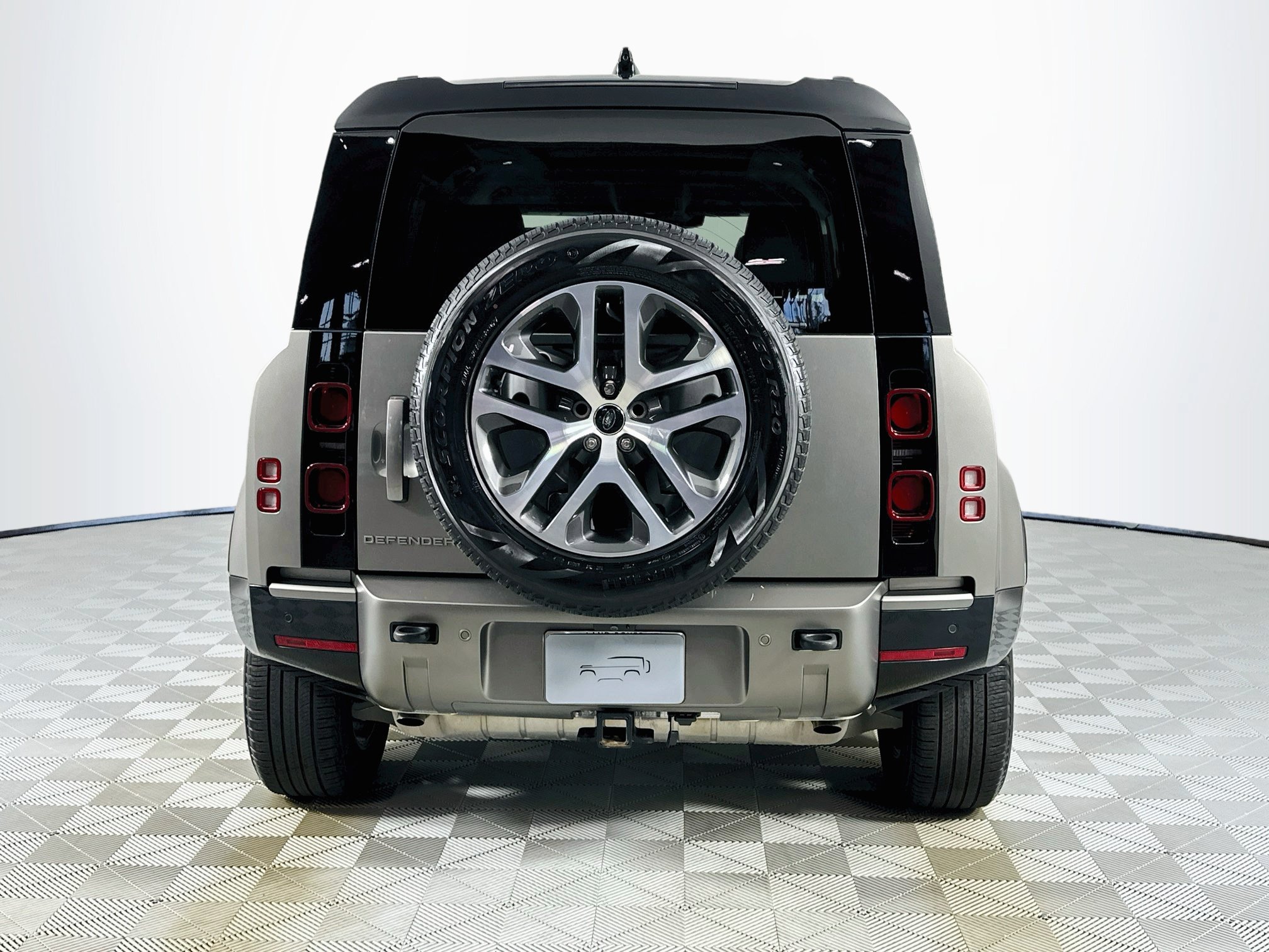 Used 2025 Land Rover Defender 110 X-Dynamic SE AWD/4WD image 6