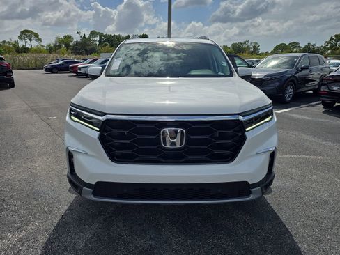 New 2025 Honda Pilot Touring image 7