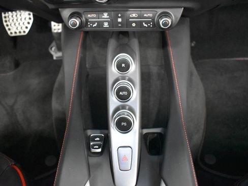 Used 2020 Ferrari Portofino RWD image 19