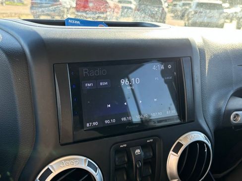 Used 2015 Jeep Wrangler Unlimited Rubicon w/ Connectivity Group image 10