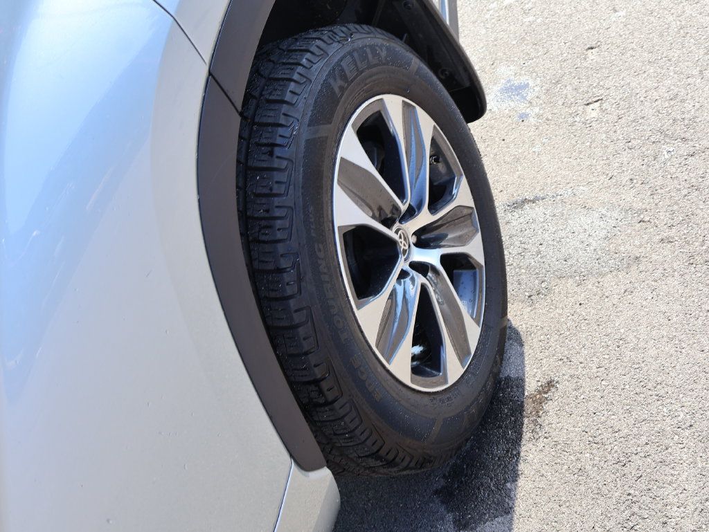 Used 2020 Toyota Highlander XLE AWD/4WD image 34