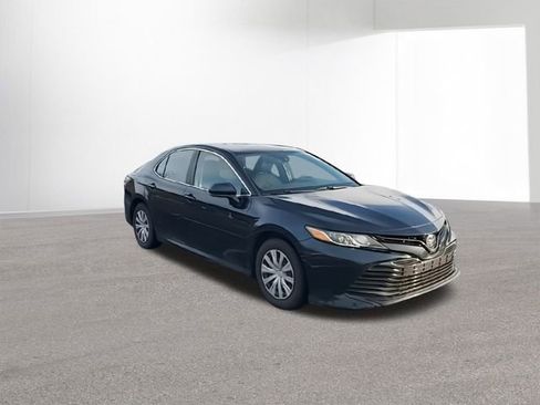 Used 2020 Toyota Camry LE image 2