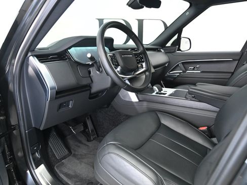Used 2025 Land Rover Range Rover SE AWD/4WD image 3