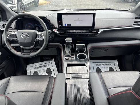 Used 2025 Toyota Sienna XSE AWD/4WD image 17