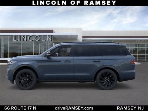 New 2025 Lincoln Navigator Reserve w/ Jet Appearance Package AWD/4WD image 3