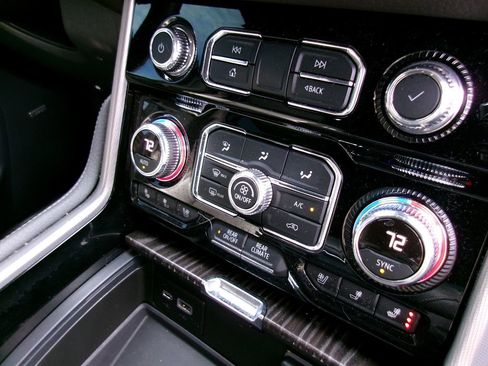 Used 2021 GMC Yukon Denali w/ Denali Premium Package image 27