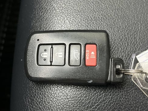 Used 2018 Toyota RAV4 Limited w/ Advanced Technology Package AWD/4WD image 27