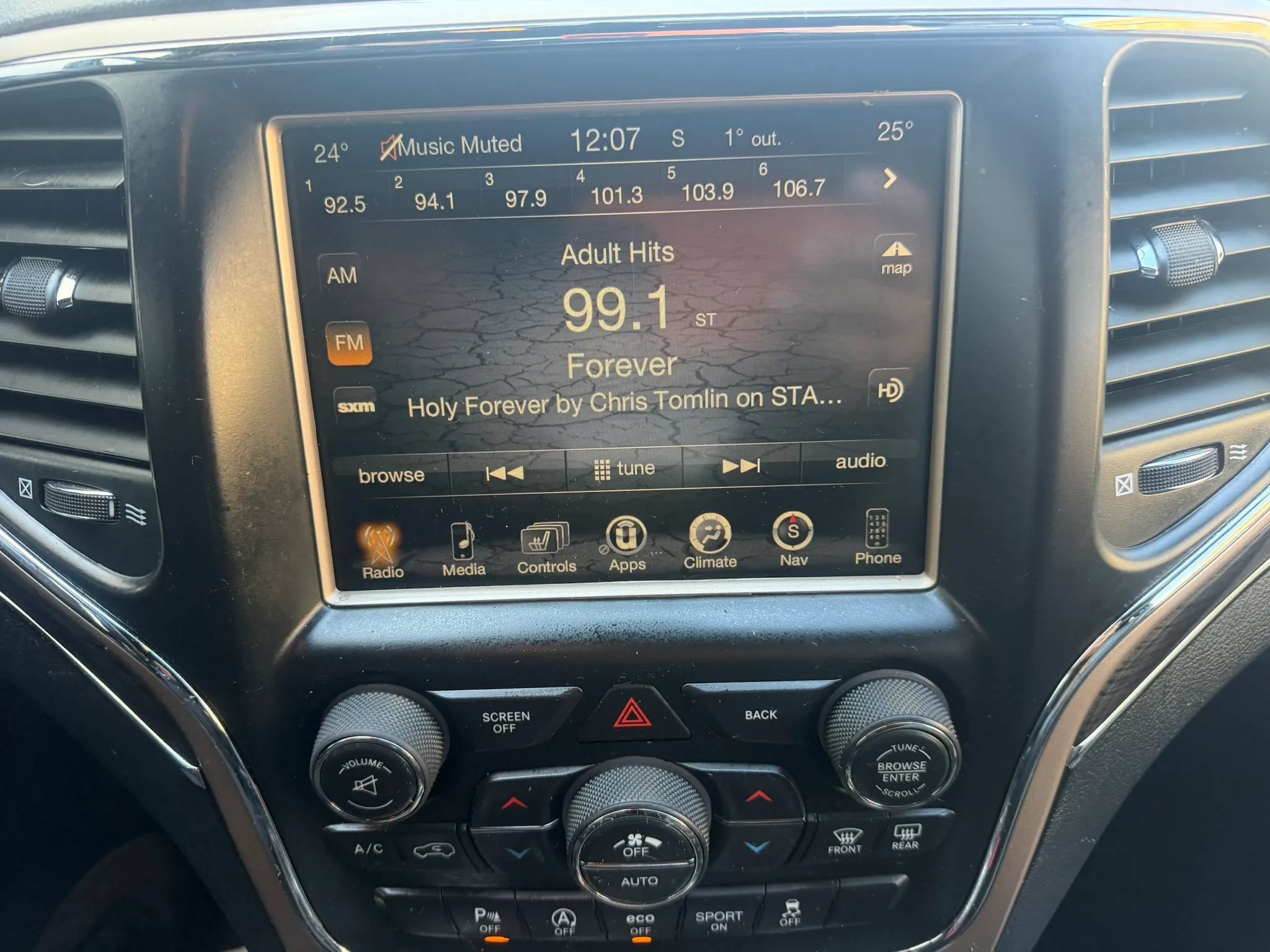Used 2017 Jeep Grand Cherokee Overland AWD/4WD image 15