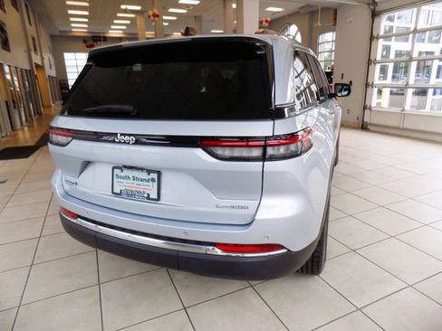Certified 2024 Jeep Grand Cherokee Laredo RWD image 7